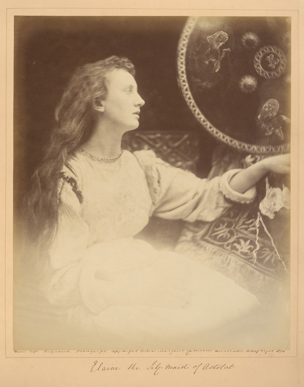 Elaine, Liljen – Jomfruen fra Astolat af Julia Margaret Cameron
