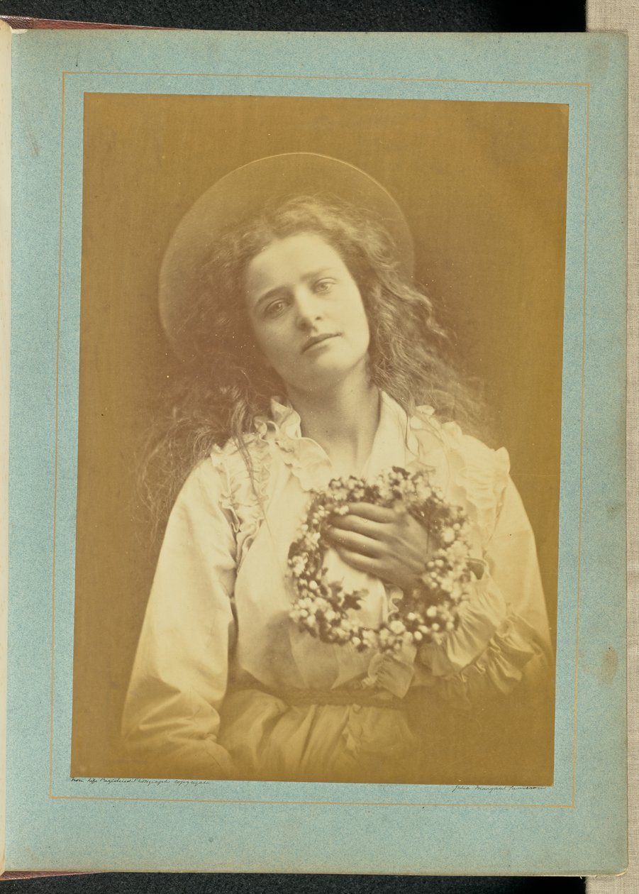 ["For jeg skal være dronning af maj, mor, jeg skal være dronning af maj"]. af Julia Margaret Cameron