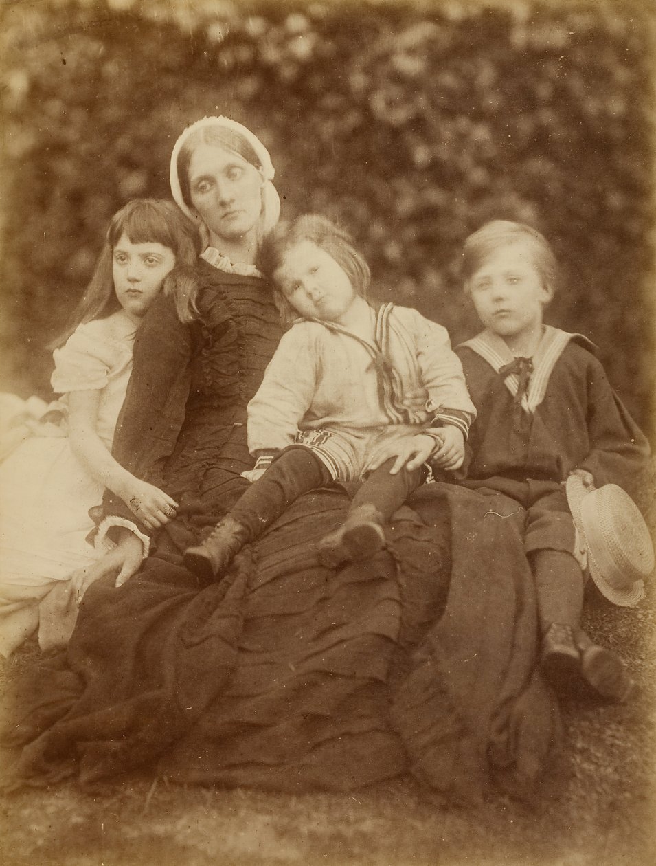 Mrs. Herbert Duckworth med Florence Fisher, George Duckworth og Herbert Fisher, august 1872. af Julia Margaret Cameron