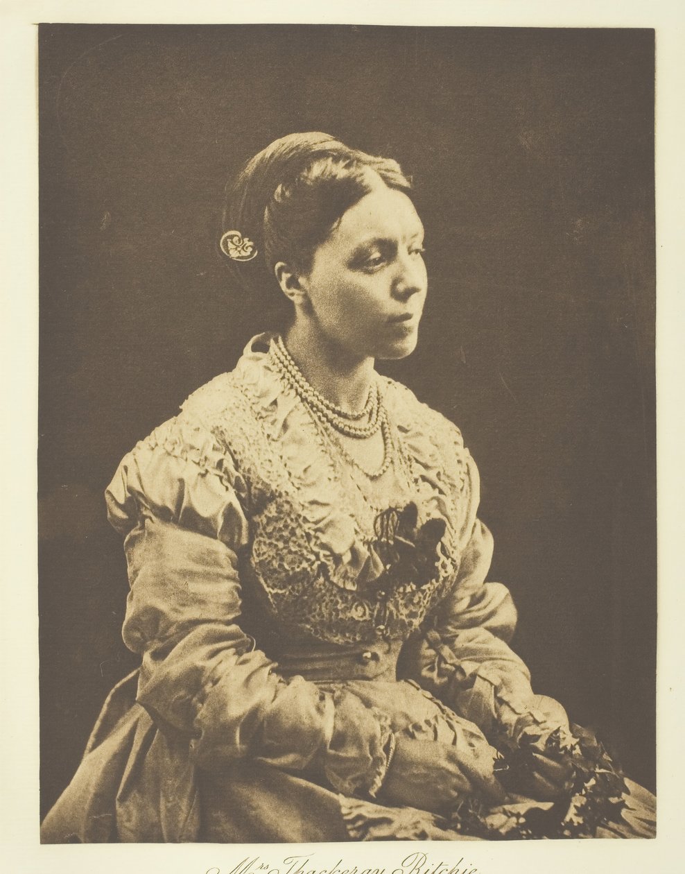 Mrs. Thackeray Ritchie, 1870, trykt ca. 1893. af Julia Margaret Cameron