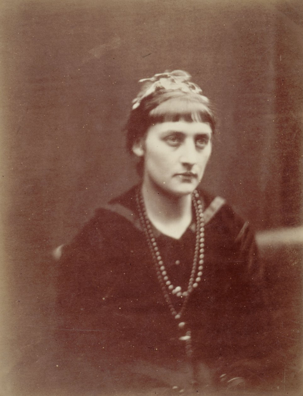 Portræt af en kvinde med to halskæder af Julia Margaret Cameron