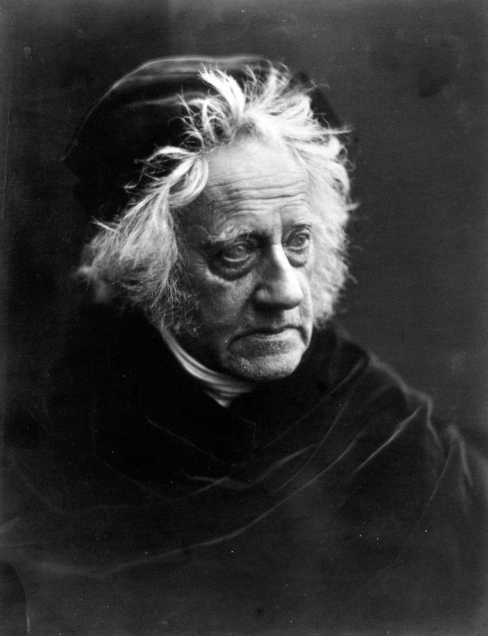 Sir John Frederick William Herschel, 1867 (bw-foto) af Julia Margaret Cameron