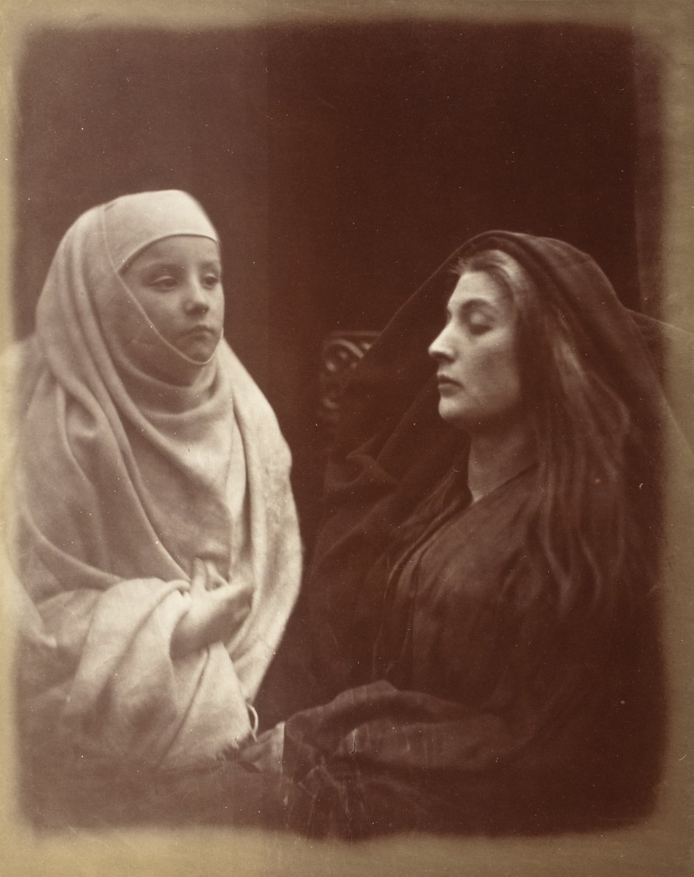 Den lille novice og dronning Guinevere i Almsburys hellige fattighus af Julia Margaret Cameron