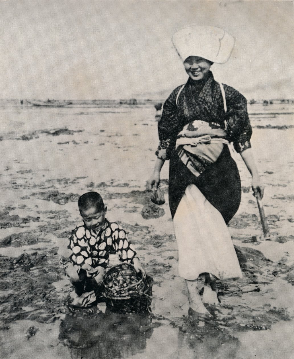 Gravende muslinger ved lavvande i Tokyo-bugten, ca. 1900, 1921 af Julian Leonard Street