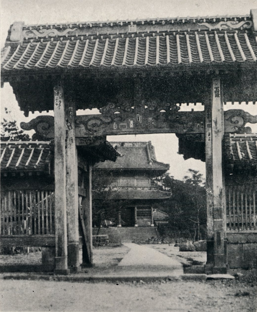 Portene til Tanjo-ji-templet, dedikeret til Nichiren, c1900, 1921 af Julian Leonard Street