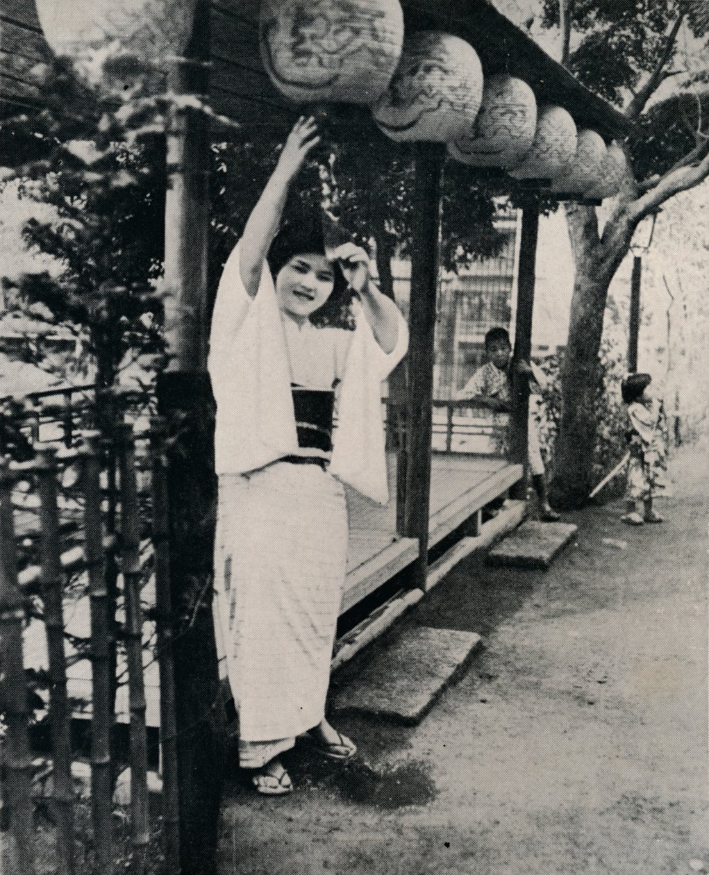 Sødt smil fra tehuspigen, kaldet nesan - ældre søster, c1900, 1921. af Julian Leonard Street