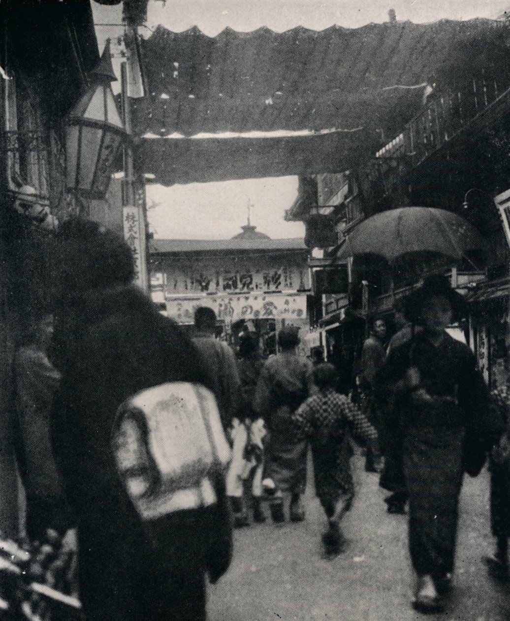 Teatergaden i Kyoto er en af de mest interessante motorveje i verden, c1900, 1921 af Julian Leonard Street