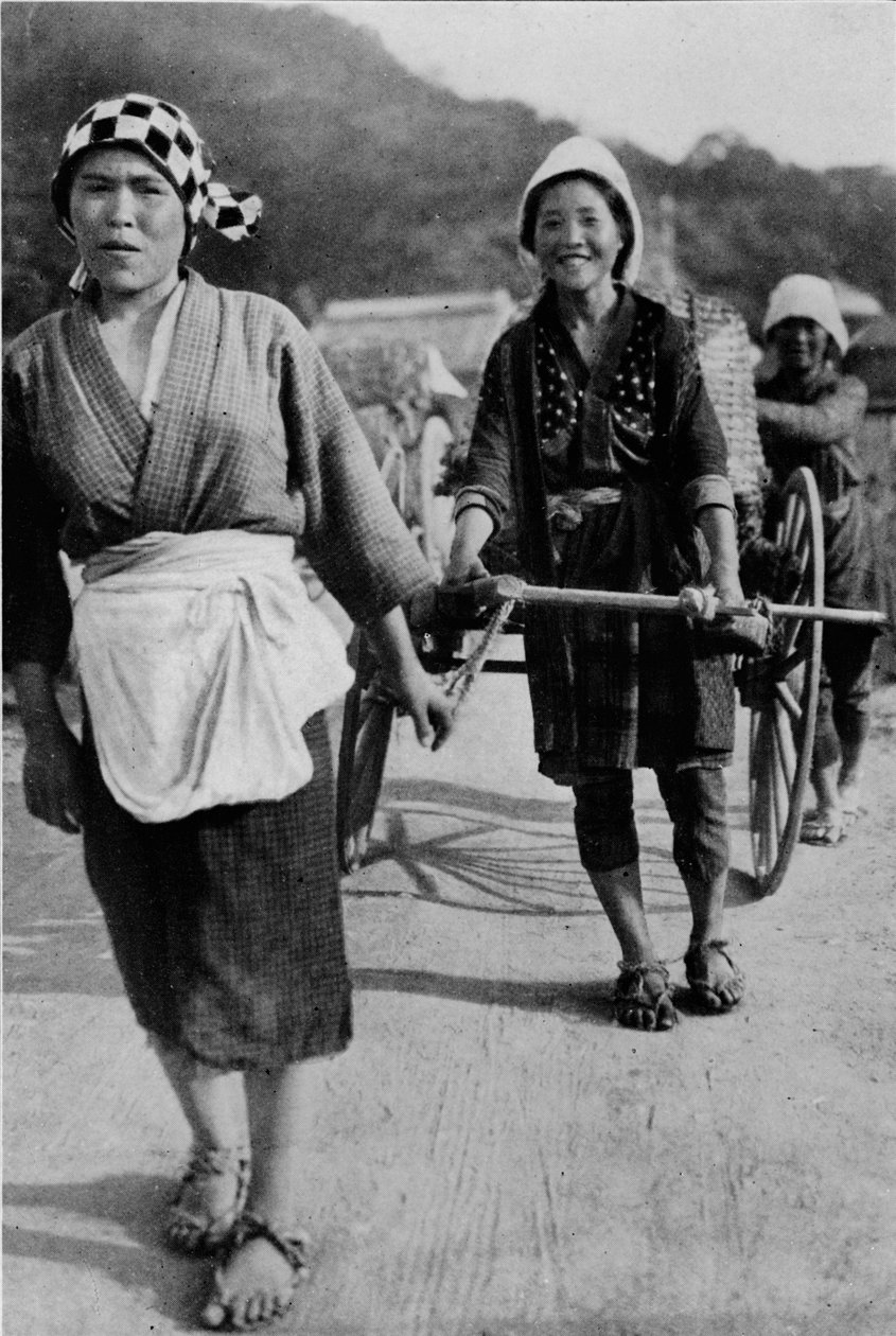 Tre generationer af kvinder flytter en vogn med bedstemor bagerst, skubber, c1900, 1921. af Julian Leonard Street