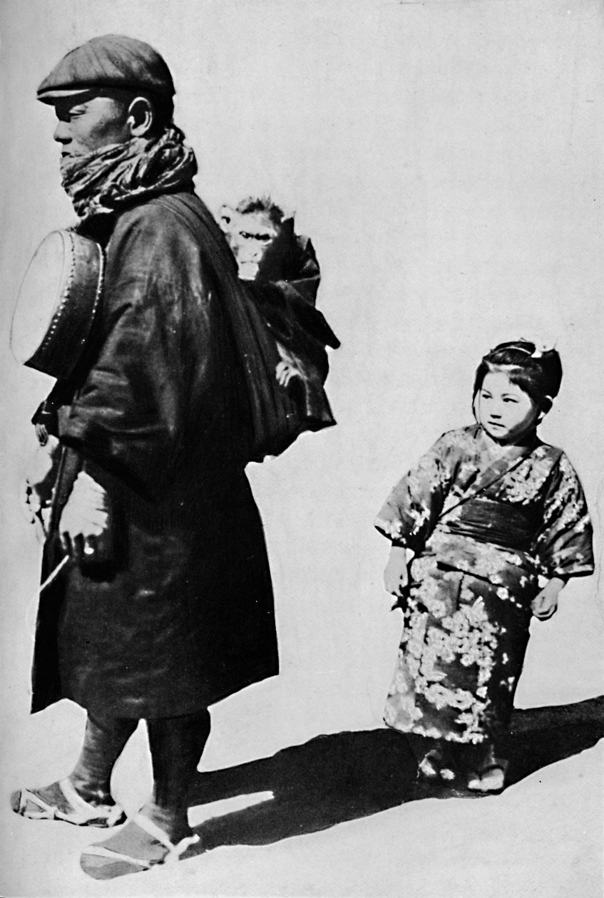 Med sin tromme og abe er han Japans svarende til vores gammeldags orgelkværn, c1900, 1921. af Julian Leonard Street
