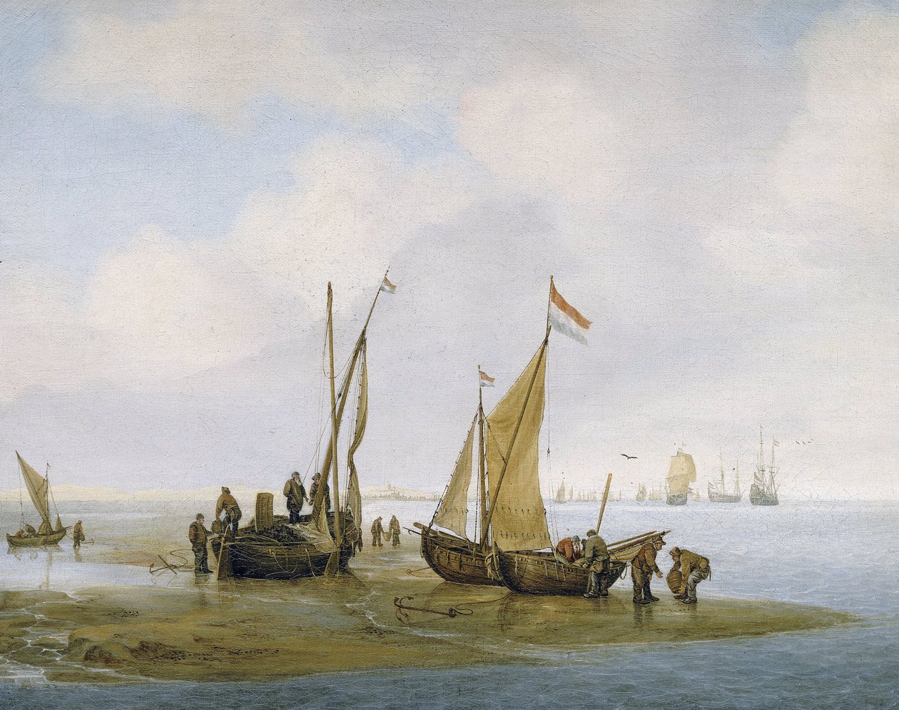 Muslingefiskeri, tre hollandske fiskerbåde på stranden, hvoraf den ene har sejlet oppe, og grupper af fiskere, der har travlt med at vedligeholde og losse bådene, længere nede på stranden bærer to andre kurve fulde af muslinger. af Julius Porcellis