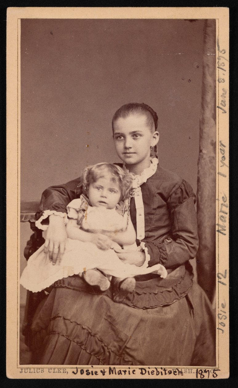 Gruppeportræt af Herman Henry Diebitsch Børn, Marie og Josephine Josie, 8. juni 1875. af Julius Ulke