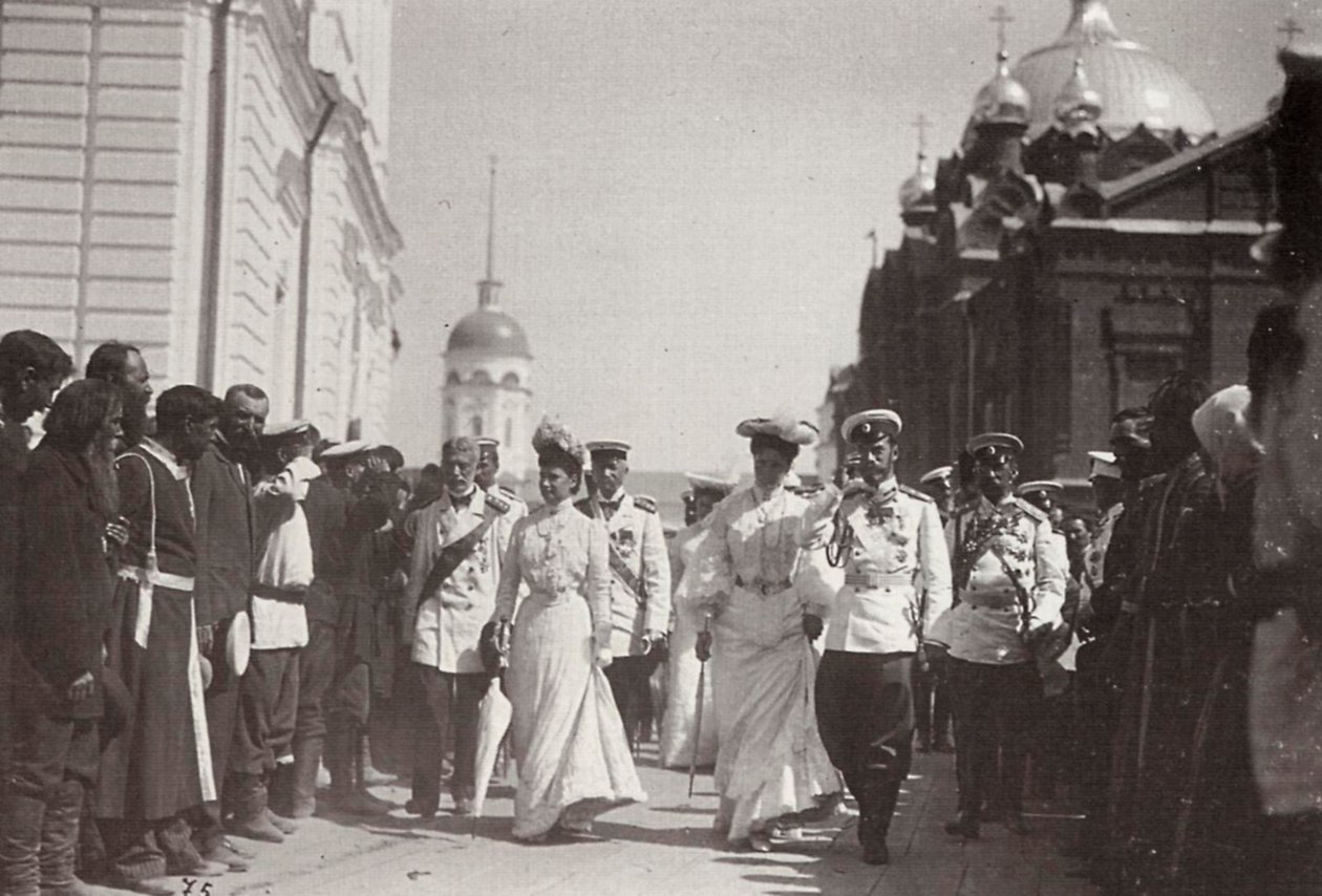 Den russiske kongefamilie besøger Sarov Kloster, Rusland, 1903 af K. von Hahn