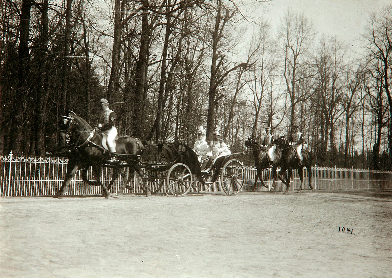 Tsar Nicholas II og Tsarina Alexandra Fyodorovna af Rusland i en vogn, begyndelsen af det 20. århundrede af K. von Hahn