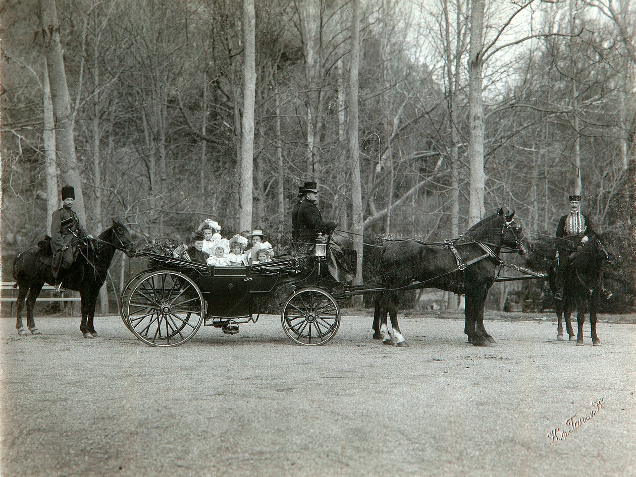 Tsar Nicholas II af Rusland med sin familie i parken Tsarskoye Selo, Rusland, 1900-tallet. af K. von Hahn