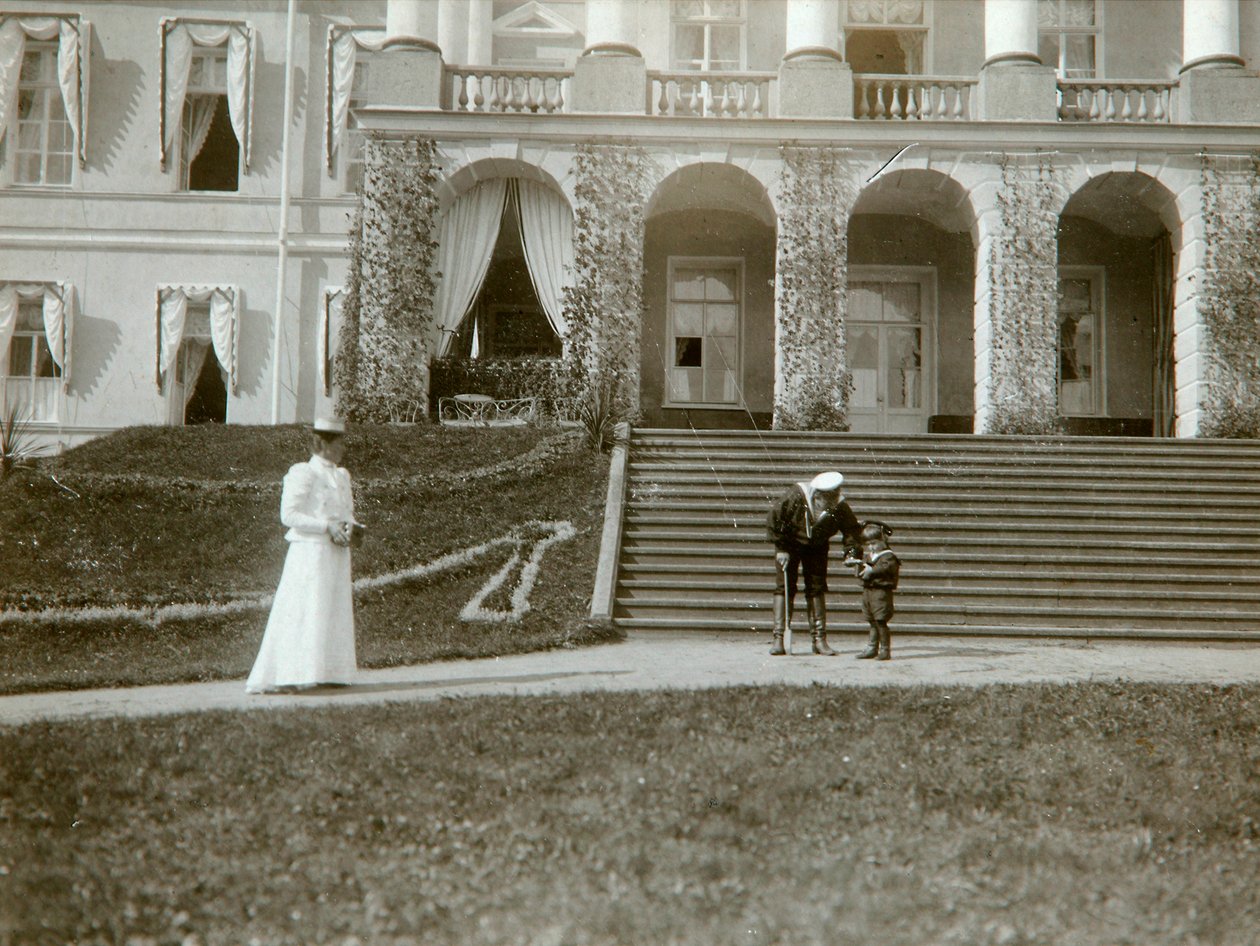 Tsarina Alexandra Fyodorovna med Tsarevich Alexei af Rusland, c1907-c1910. af K. von Hahn