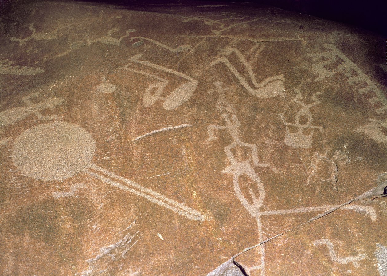Udskåret helleristning af figurer, hjorte, elge, fugle, både og cirkler, 3. årtusinde f.Kr. (granit) af Karelian