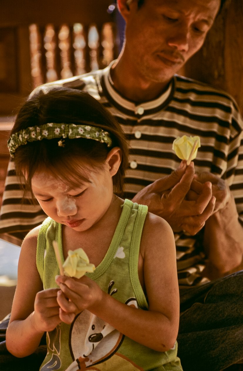 Hiv-positiv far og datter laver papirblomster, 2002 (foto) af Karen Kasmauski