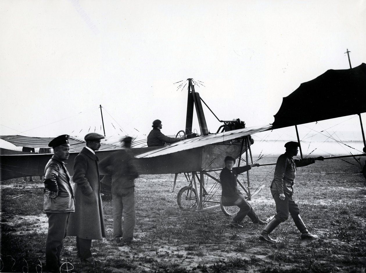 Et fly, der letter eller lander på en flyveplads nær St. Petersborg, 1911 af Karl Karlovich Bulla
