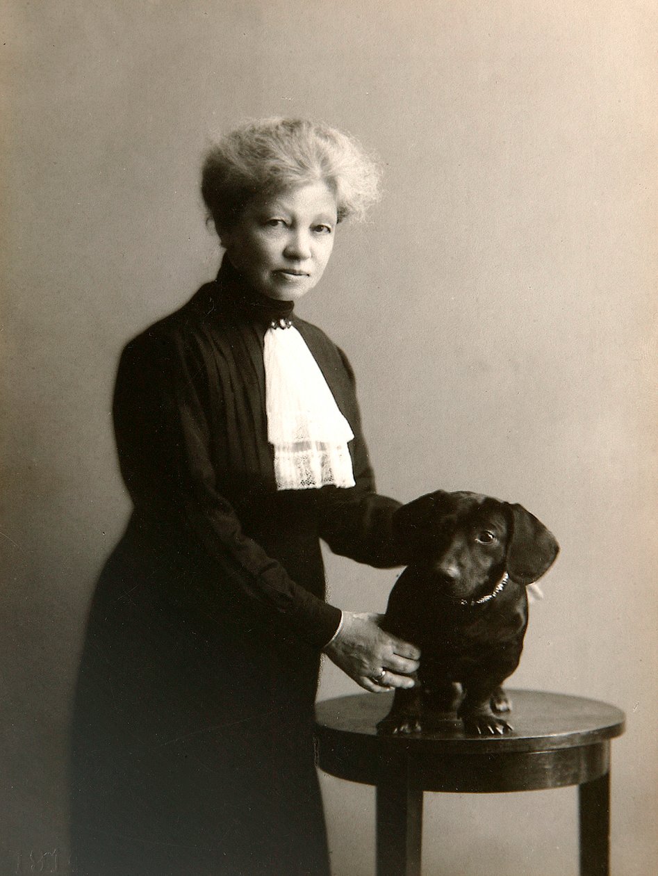 Alexandra Beketova-Blok, russisk forfatter og oversætter, med sin hund, tidligt i det 19. århundrede af Karl August Fischer