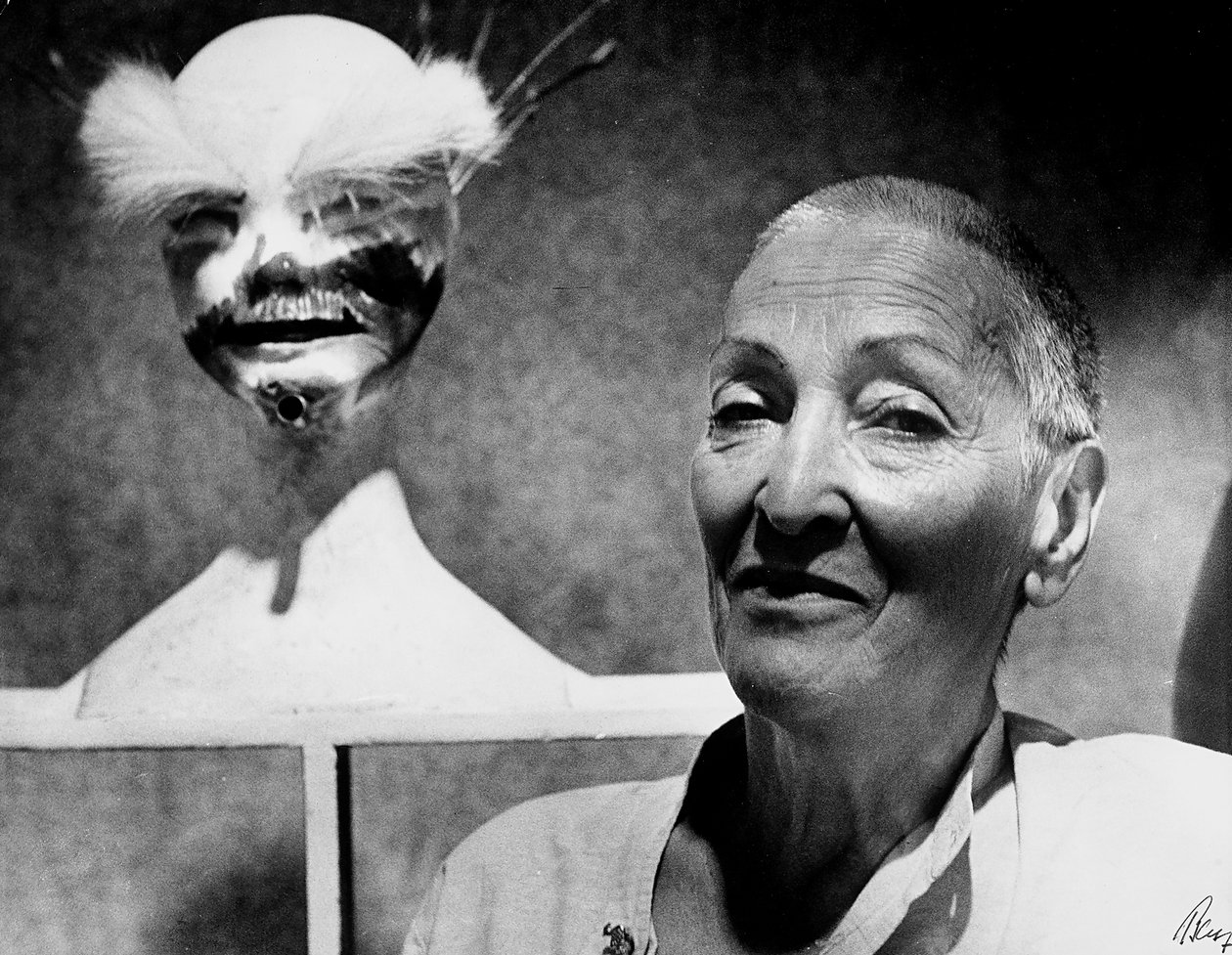 Portræt af den tyske maler og billedhugger Meret Oppenheim (s/h foto) af Karl Heinz Bast