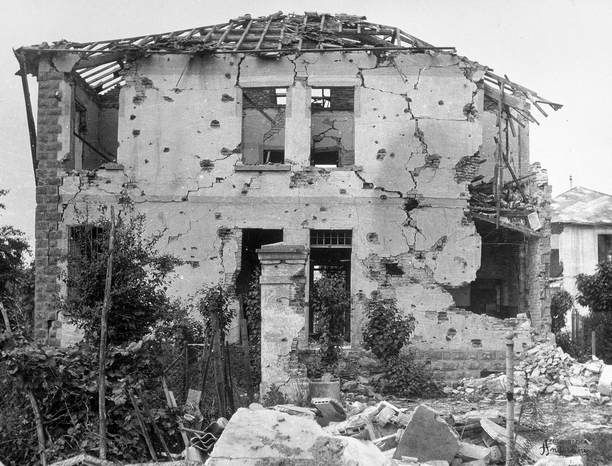 Bombardementerne af Sermide. Snapshot af et hus af Karl Heinz Bast
