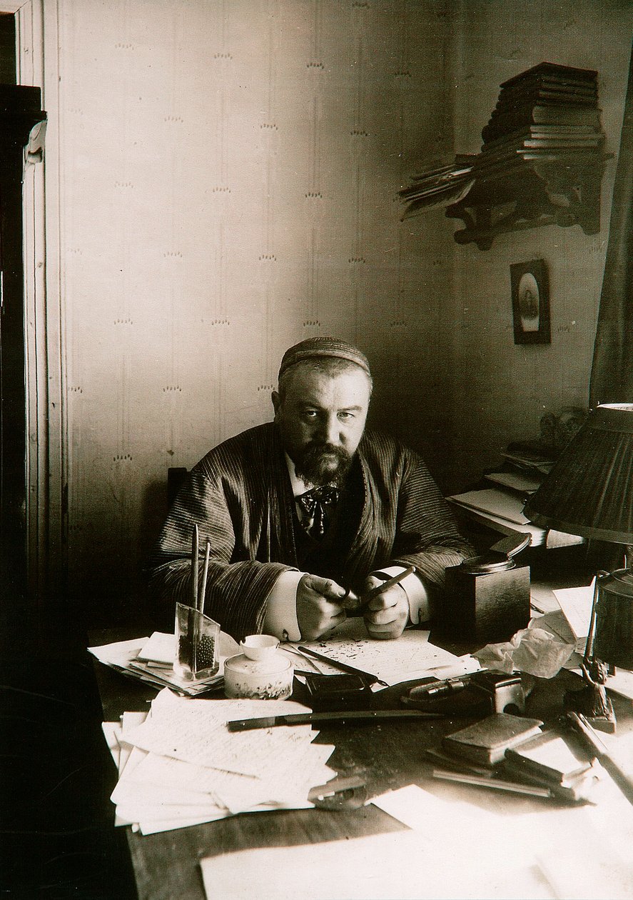 Alexander Kuprin, russisk forfatter, ved sit skrivebord, Gatchina, Rusland, begyndelsen af det 20. århundrede. af Karl Karlovich Bulla