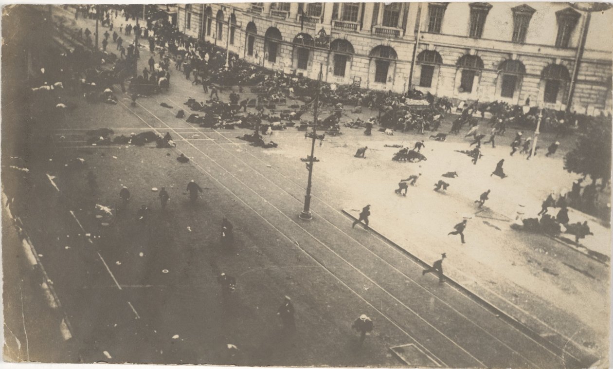 Regeringstropper skyder mod demonstranter, 4. juli 1917, 1917 af Karl Karlovich Bulla