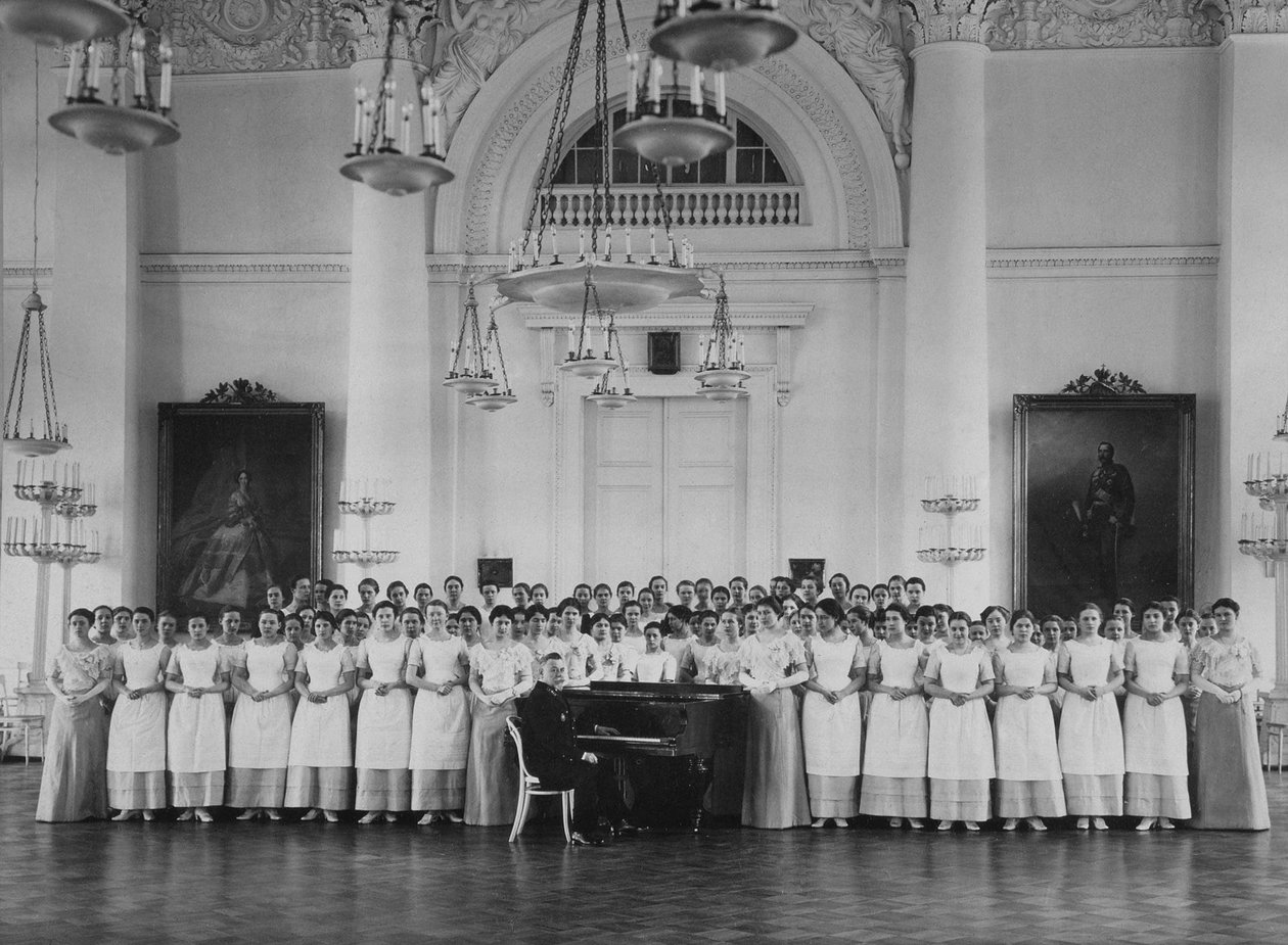 Elever fra Smolny Institute for Noble Maidens ved en musiklektion, ca. 1913 af Karl Karlovich Bulla