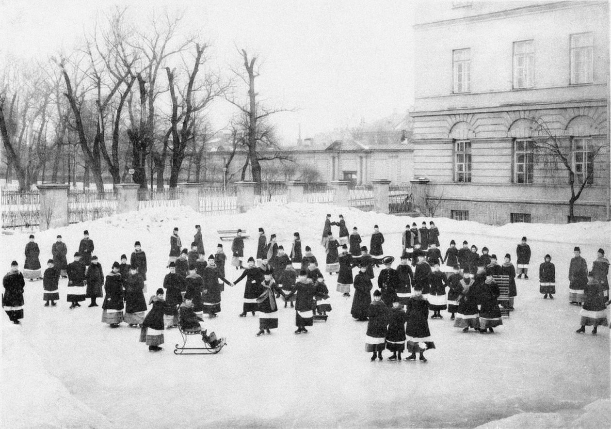 Elever fra Smolny Institute for Noble Maidens kl ved Winter Walk, ca. 1913 af Karl Karlovich Bulla