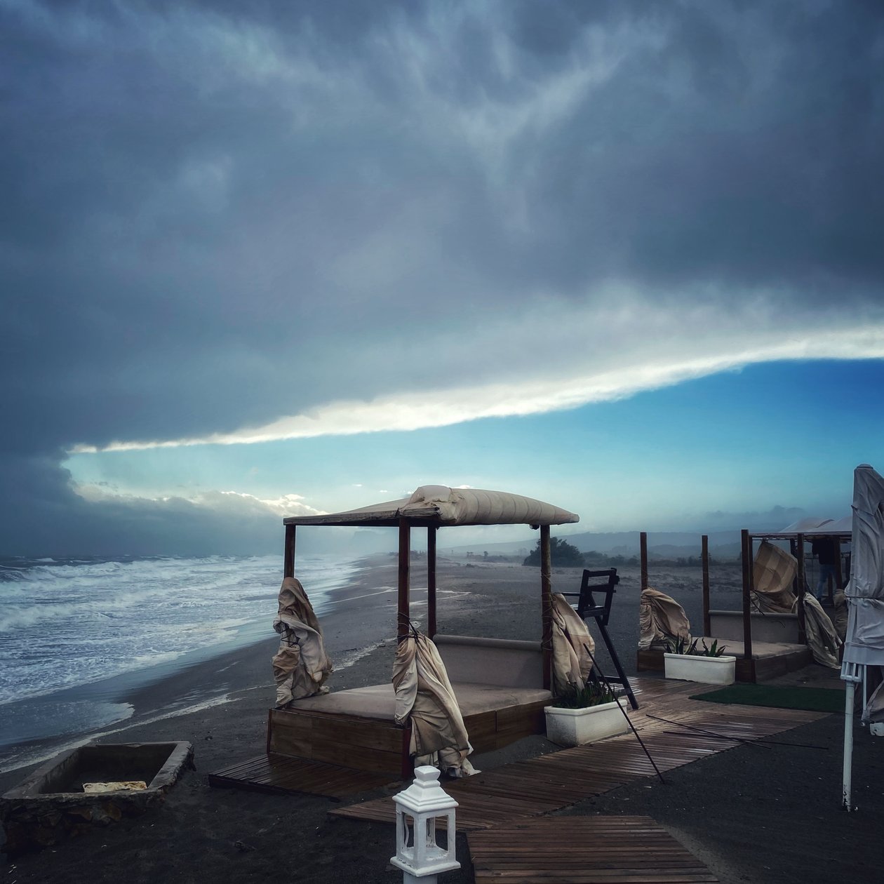 Surrealistisk stormende himmel Vinterstrand af Katha Wood