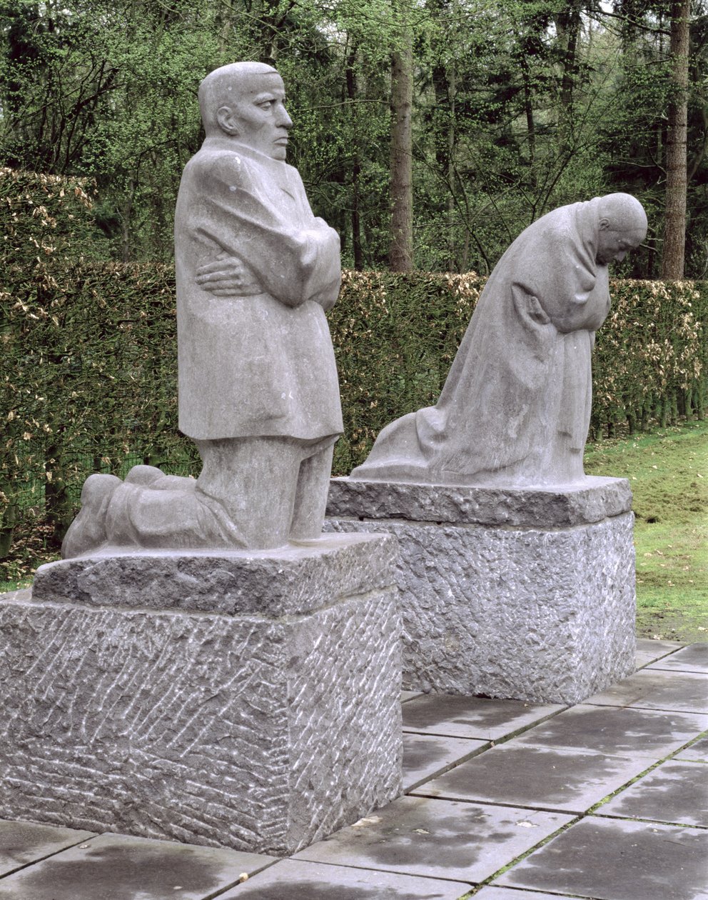 Mindesmærke, der forestiller kunstneren og hendes mand, der sørger over deres døde søn, Peter Kollwitz, indviet i 1931 af Käthe Kollwitz