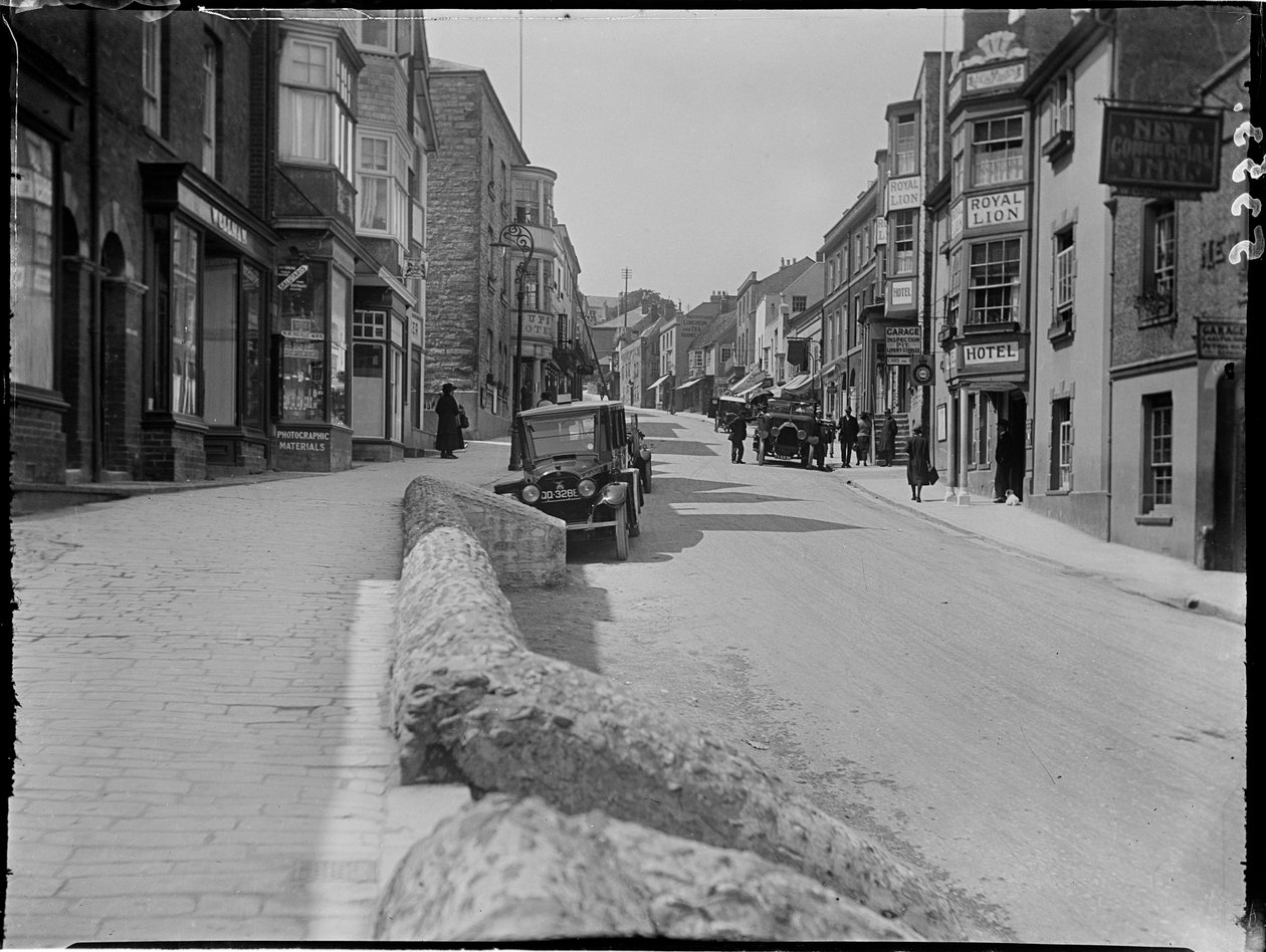 Broad Street, Lyme Regis, Dorset, 22/05/1925 (s/hvid foto) af Katherine Jean Macfee