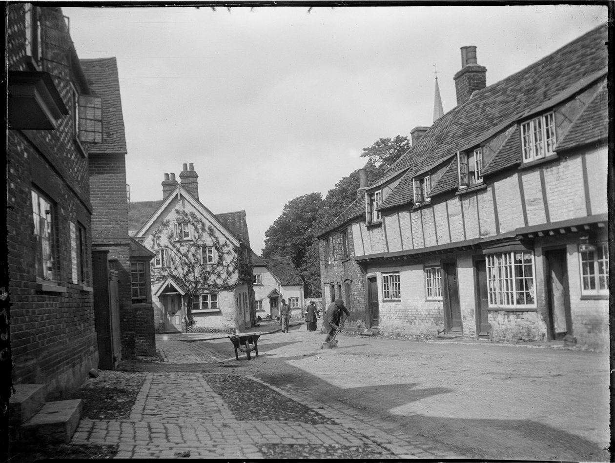 Church Street, Princes Risborough, Wycombe, Buckinghamshire, 01/06/1918 (s/hvid foto) af Katherine Jean Macfee