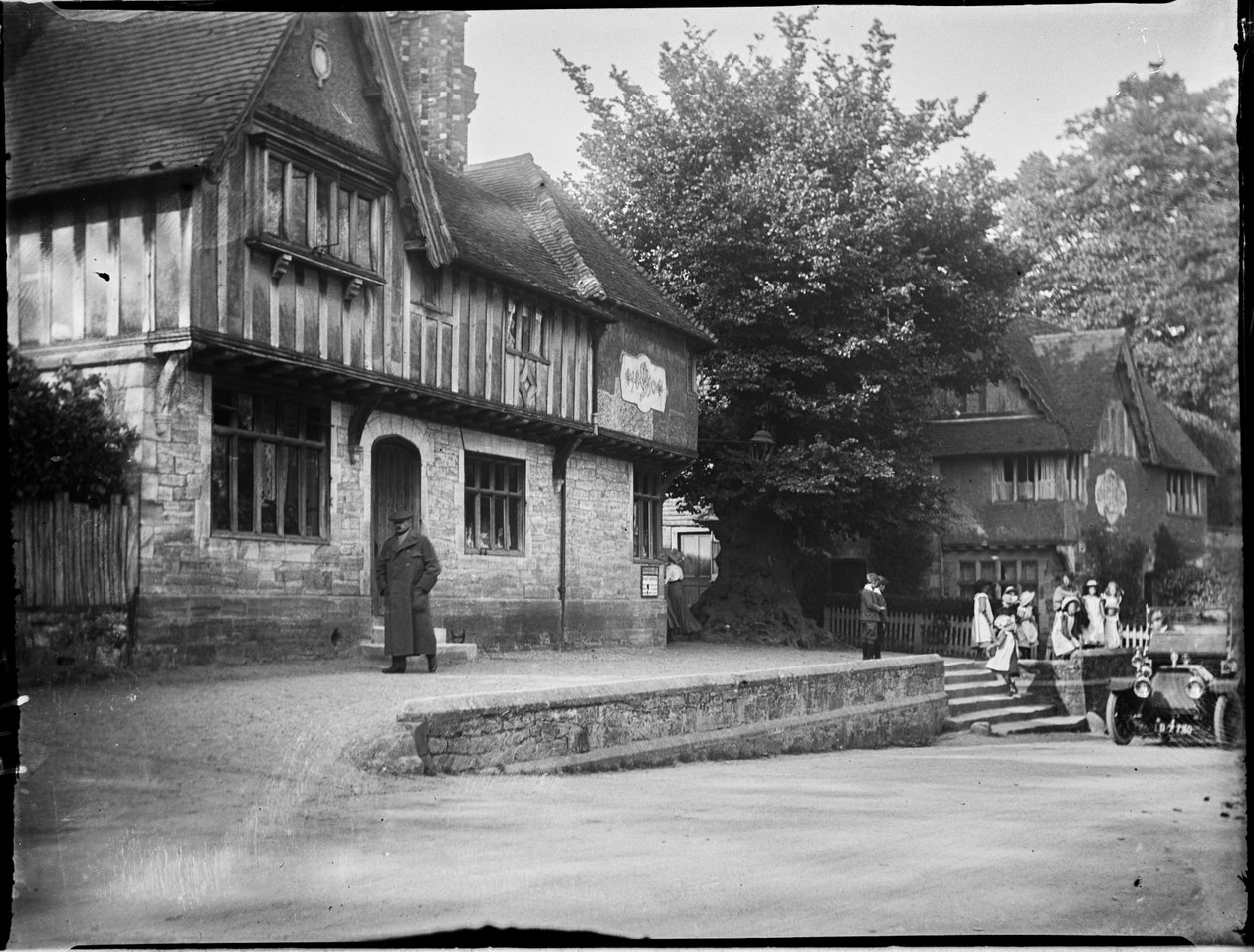 Leicester Square, Penshurst, Sevenoaks, Kent, 22/05/1911 (s/hvid foto) af Katherine Jean Macfee
