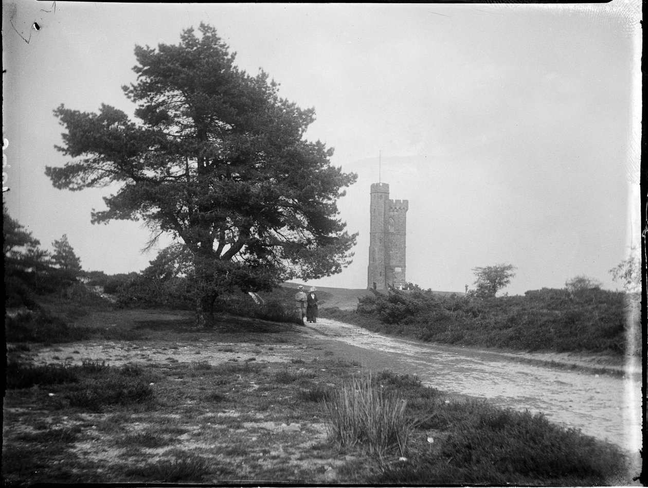 Leith Hill Tower, Leith Hill, Wotton, Mole Valley, Surrey, 25/05/1912 (s/hvid foto) af Katherine Jean Macfee