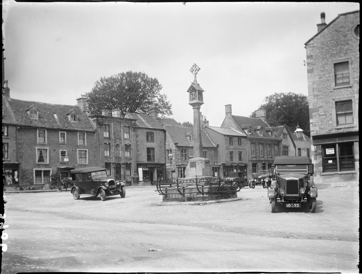 Market Square, Stow-On-The-Wold, Cotswold, Gloucestershire, 9. maj 1928 - 23. maj 1928 (s/h-foto) af Katherine Jean Macfee
