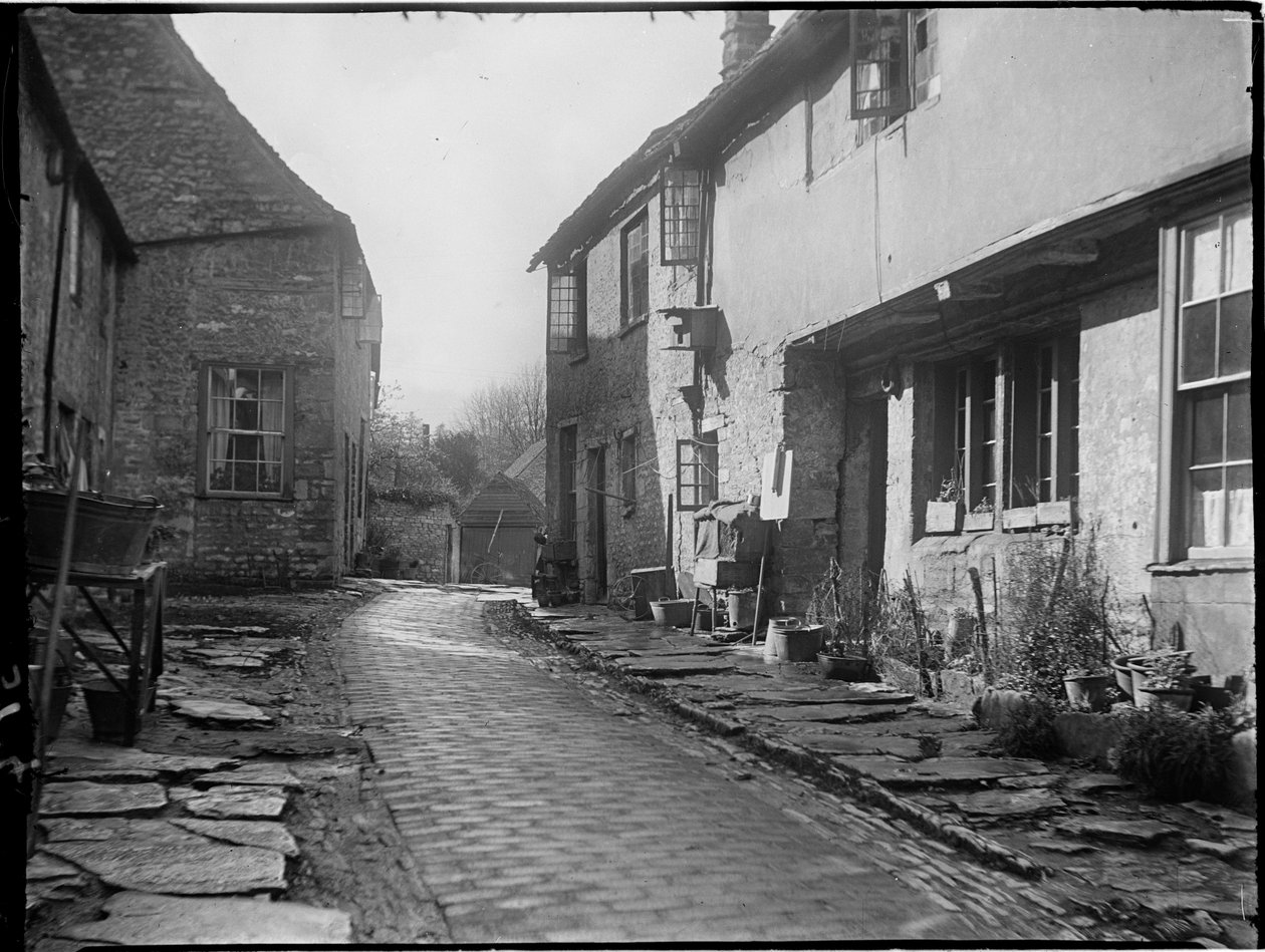 Old George Yard, Burford, Oxfordshire, 22. april 1924 - 06. maj 1924 (s/hvid-foto) af Katherine Jean Macfee
