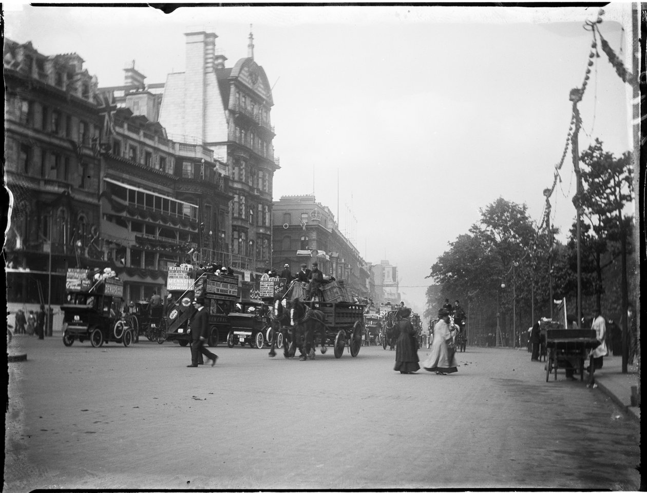 Piccadilly, City Of Westminster, London, 20/06/1911 (s/hvid foto) af Katherine Jean Macfee