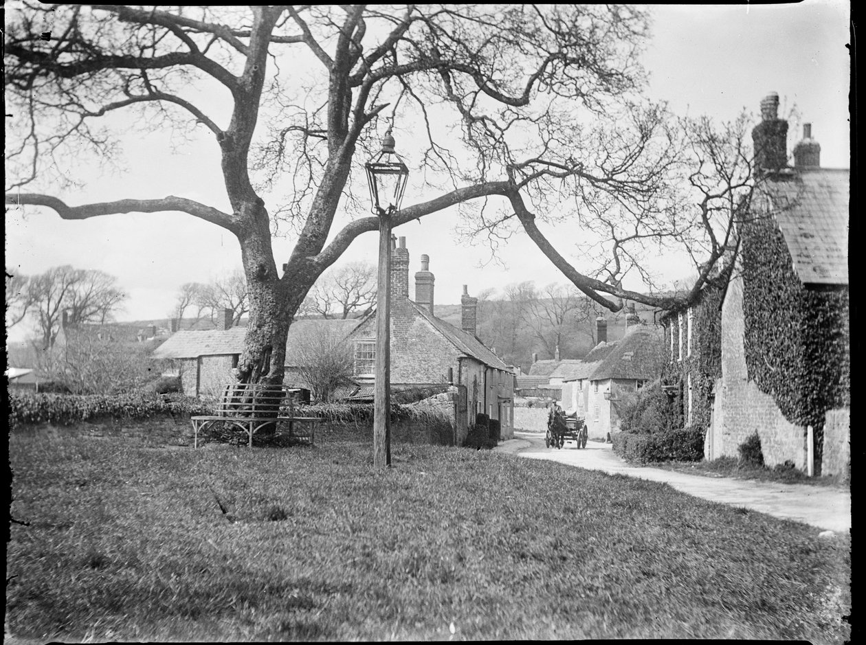 Village Green, Burton Bradstock, Dorset, 24. april 1922 - 8. maj 1922 (s/hvid-foto) af Katherine Jean Macfee