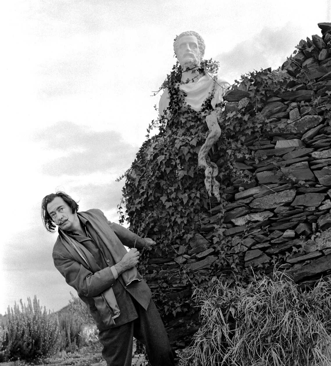 Salvador Dali i Port Lligat, november 1957 (s/h-billede) af 
