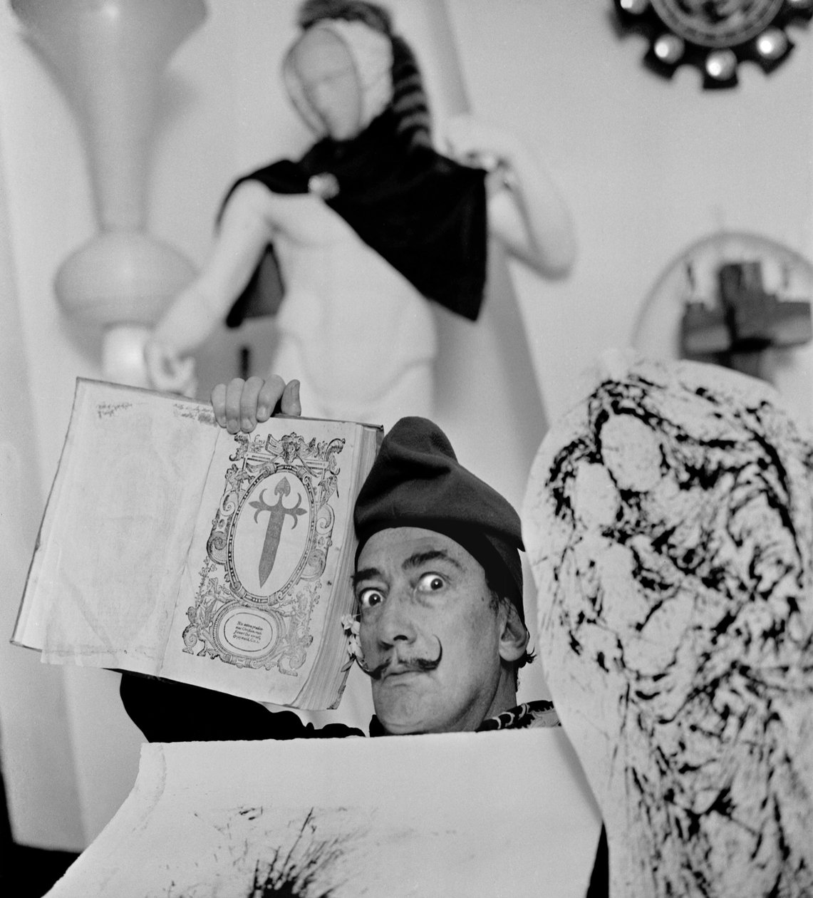 Salvador Dali i sit hus i Port Lligat, november 1957 (s/h-foto) af Alec Hunter