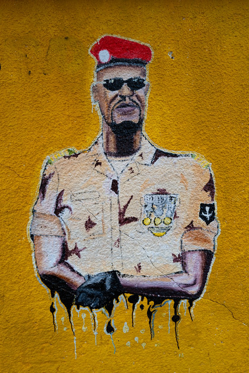 Street art-portræt af Mamadi Doumbouya, Conakry, 2019 af Alec Hunter