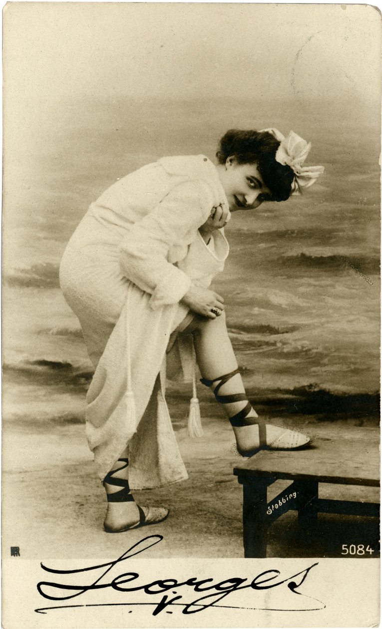 Kvinde på stranden, ca. begyndelsen af 1900-tallet (postkort) af Alec Hunter