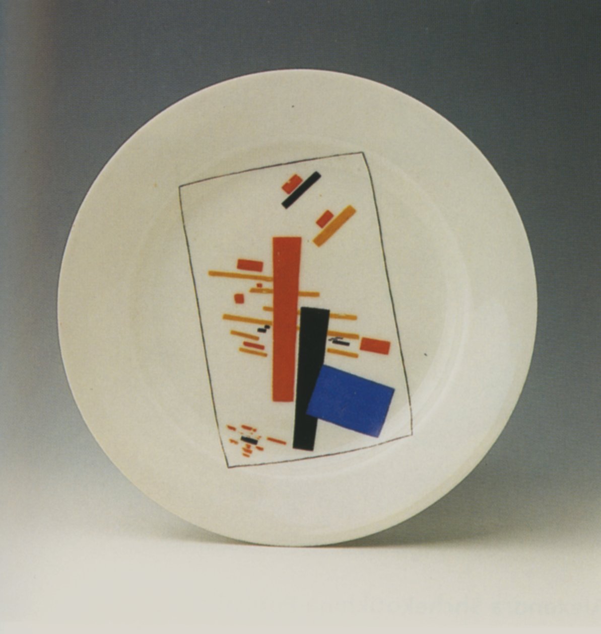 Tallerken med suprematistisk dekoration af Kazimir Severinovich Malevich