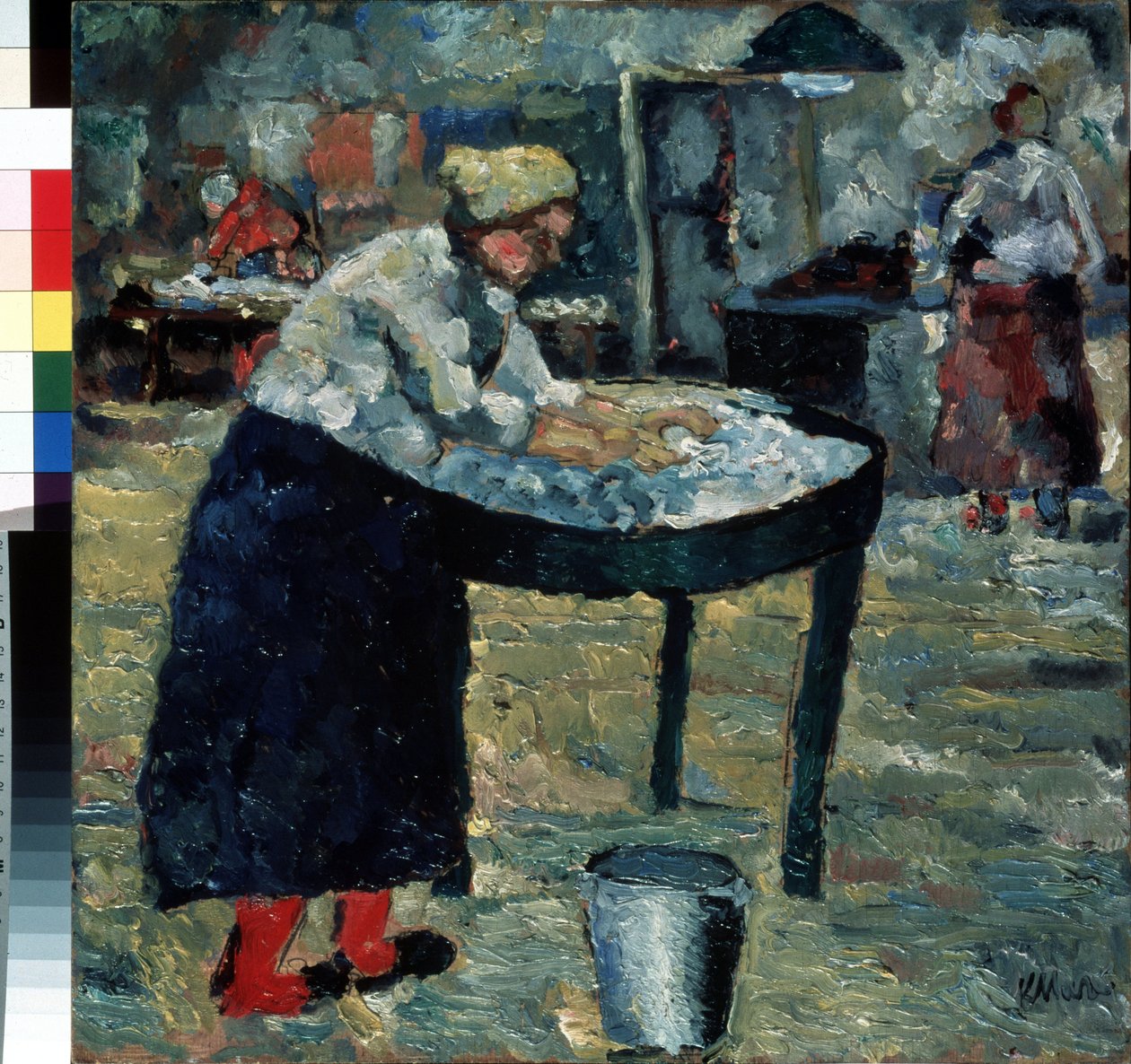 En vaskekone (A Laundress). I en gårdhave bøjede en kvinde sig over et hævet kar, travlt med at vaske tøj, en metalspand ved hendes fødder. I baggrunden andre kvinder, der laver komplementære aktiviteter, opvarmer vand, stryger. Trykning af Kazimir Severinovich Malevich