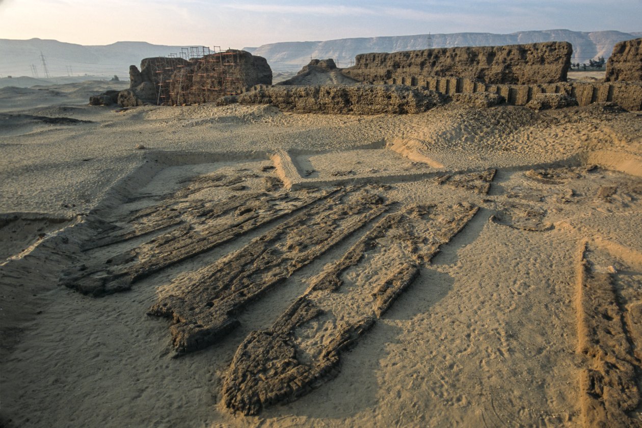 Abydos, 5.000 år gamle træplankebåde i mudderstensgrav, tidlig dynastik, 2005 (foto) af Kenneth Garrett