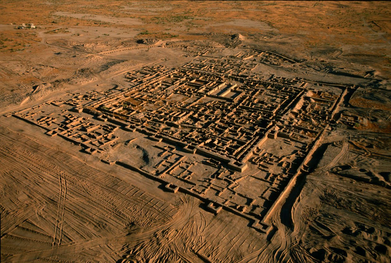 Luftfoto af Gonur, et vigtigt centrum for Oxus-kulturen, muret koloni med central cita..., 2004 (foto) af Kenneth Garrett