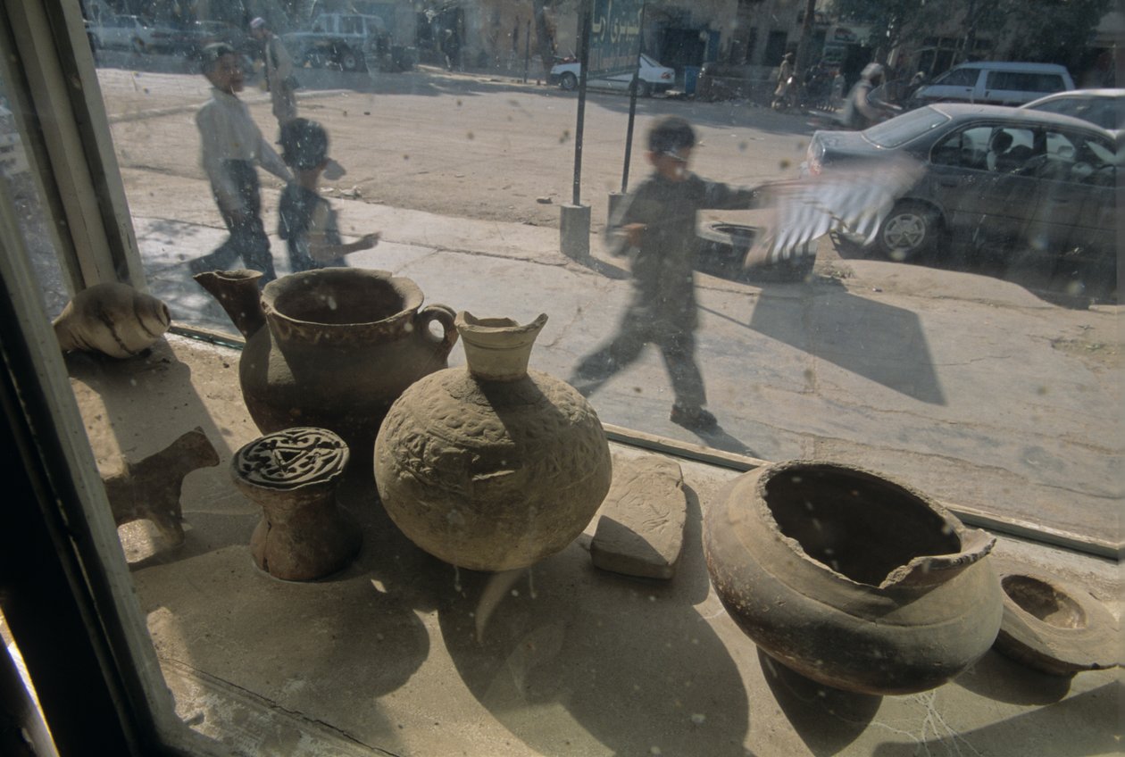 Afghanistan; Herat; antikviteter til salg; vinduesudstilling; gadescene, mm7167, Mendi..., 2004 (foto) af Kenneth Garrett