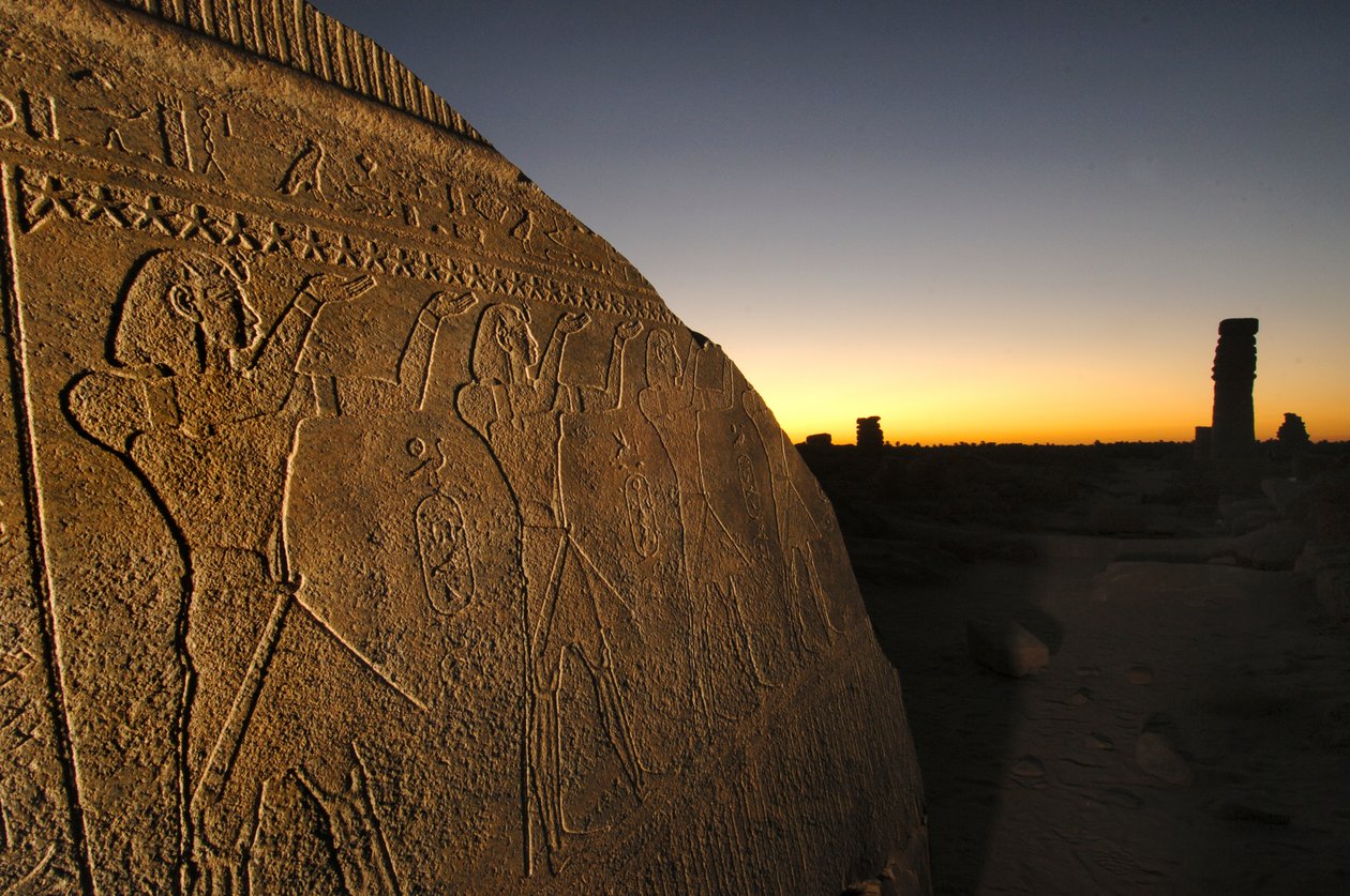 Barque Stand, monument i grå granit i den centrale kollonade i Taharkas Amun-tempel i..., 2007 (foto) af Kenneth Garrett