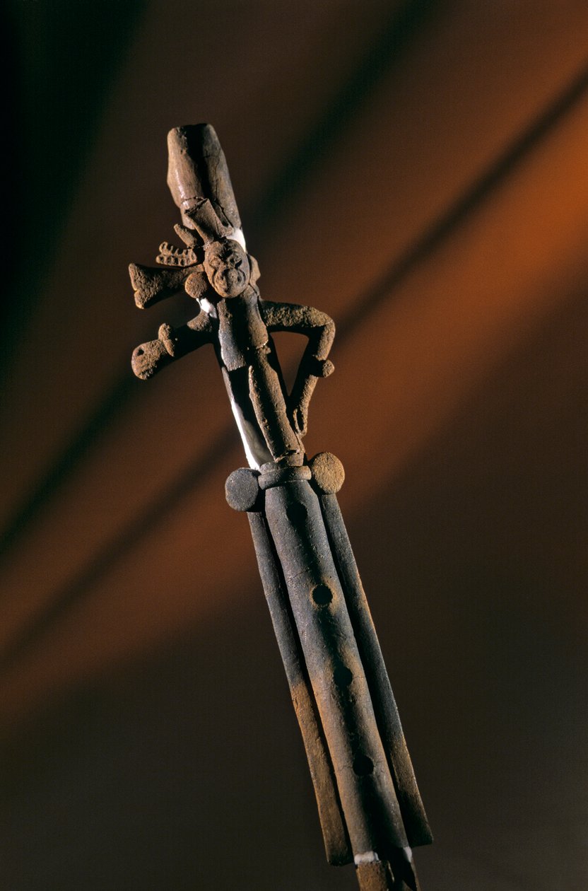 Keramikfløjte, Artefakt fra adelshus i Aguateca, mayahovedstad 700-800 e.Kr., Guatemala, 2006 (foto) af Kenneth Garrett